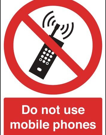 PH01049R - 420x297mm Do Not Use Mobile Phones - Rigid