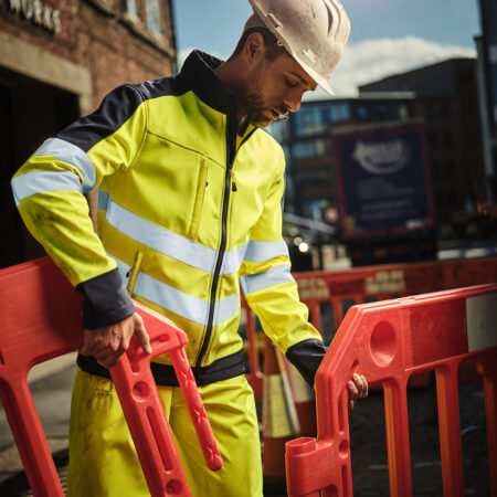 TRA625 Regatta pro softshell move with ease- 3 layer membrane keeps rain at bay. Yellow/Navy