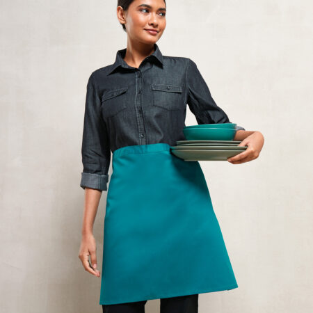 PR151  A coloured mid-length  apron that has ties long enough to double around the front.