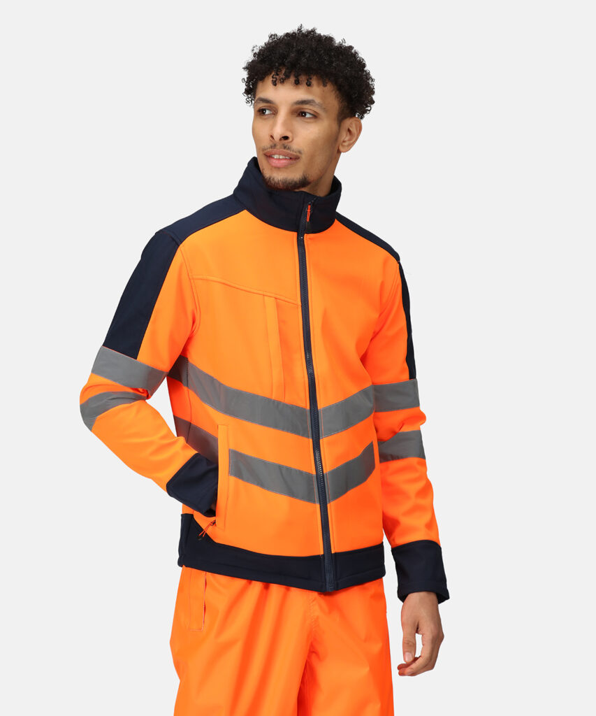 TRA625 Regatta pro softshell move with ease- 3 layer membrane keeps rain at bay. Orange/Navy