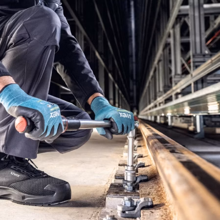 Standards and directives for safety gloves by UVEX